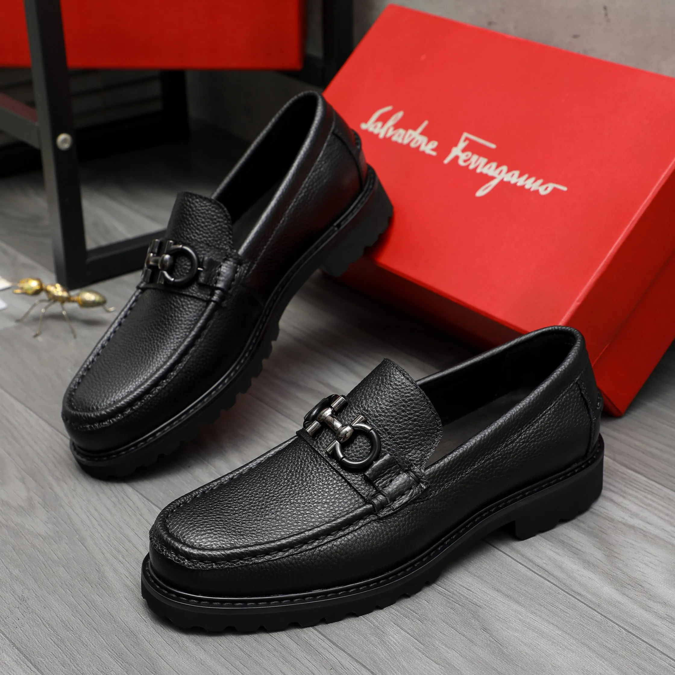 Men's shoes 💰442 Product trademark: Ferragamo "Ferragamo" business formal leather shoes Regular size: 38-46 (45.46 is custom-made and non-returnable) Product materials: Selected pebbled cowhide upper, cowhide lining, non-slip rubber outsole